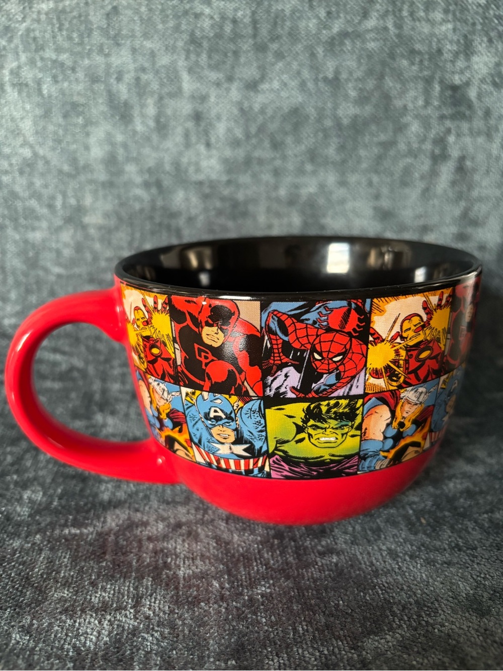 Marvel Superheroes Red & Black Coffee Mug – Spider-Man, Hulk, Captain America